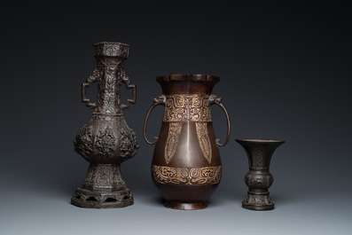 Drie Chinese bronzen vazen, 17e eeuw en later