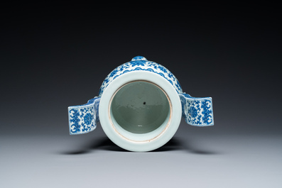 Een Chinese blauw-witte driepotige wierookbrander, Daoguang merk en periode