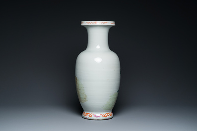 Een Chinese famille rose vaas met verhalend decor, Qianlong merk, 19/20e eeuw