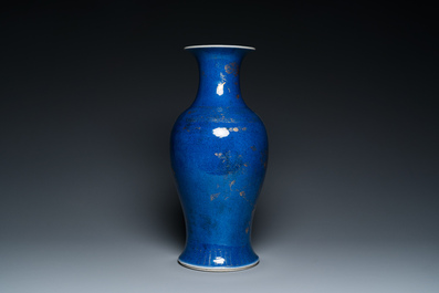 Een Chinese poederblauwe vaas met verguld floraal decor, 18/19e eeuw
