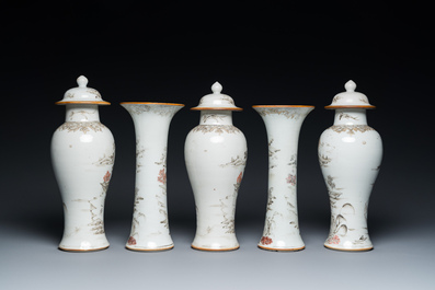 Een Chinees grisaille kaststel van vijf vazen met landschapsdecor, Yongzheng