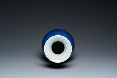 Een Chinese poederblauwe vaas met verguld floraal decor, 18/19e eeuw