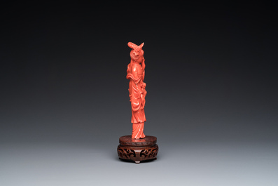 Een Chinese bloedkoralen figuur van een staande dame, 19/20e eeuw