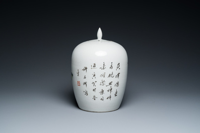 Een Chinese qianjiang cai dekselpot met decor van antiquiteiten, gesigneerd Xu Pinheng 許品衡, gedateerd 1903