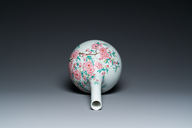 Een Chinese flesvormige famille rose vaas, Yongzheng merk, Republiek