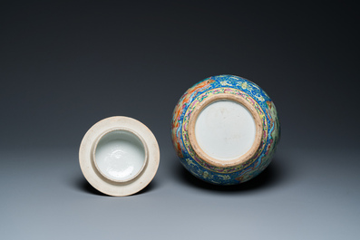Een Chinese Canton famille rose dekselvaas met blauwe fondkleur, 19e eeuw