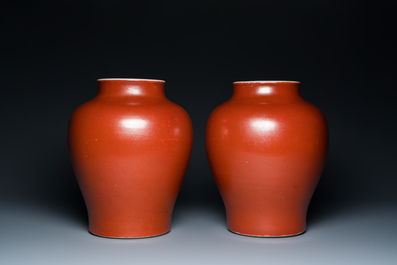 Een paar Chinese monochrome koraalrode vazen met houten deksels en sokkels, Republiek