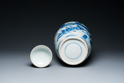 Een grote Chinese blauw-witte dekselpot met verhalend decor, 19e eeuw