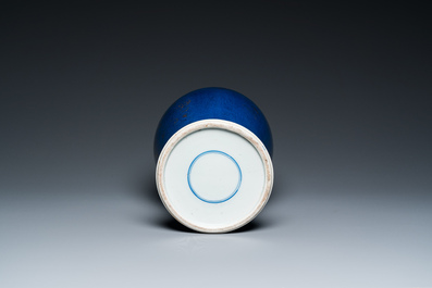 Een Chinese poederblauwe vaas met verguld floraal decor, 18/19e eeuw