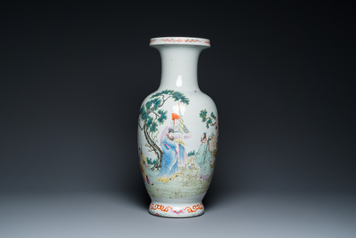 Een Chinese famille rose vaas met verhalend decor, Qianlong merk, 19/20e eeuw