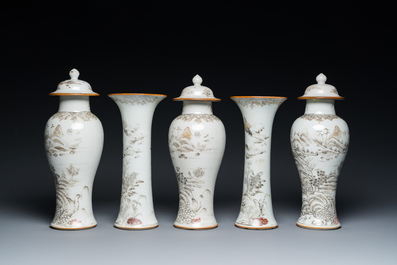 Een Chinees grisaille kaststel van vijf vazen met landschapsdecor, Yongzheng