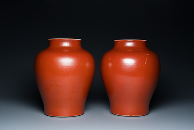 Een paar Chinese monochrome koraalrode vazen met houten deksels en sokkels, Republiek