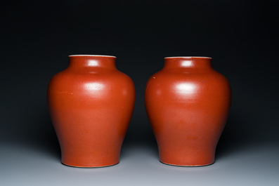 Een paar Chinese monochrome koraalrode vazen met houten deksels en sokkels, Republiek