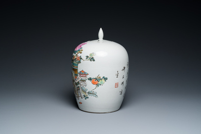 Een Chinese qianjiang cai dekselpot met decor van antiquiteiten, gesigneerd Xu Pinheng 許品衡, gedateerd 1903