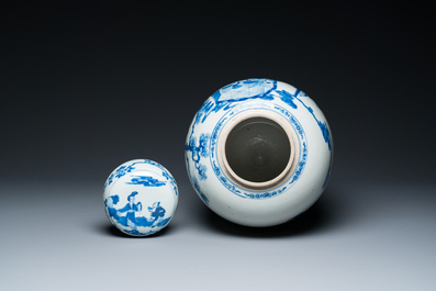 Een grote Chinese blauw-witte dekselpot met verhalend decor, 19e eeuw