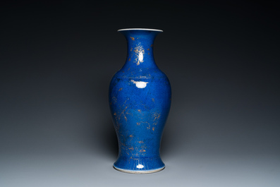 Een Chinese poederblauwe vaas met verguld floraal decor, 18/19e eeuw