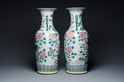 Paire de vases en porcelaine de Chine famille rose &agrave; d&eacute;cor de ph&eacute;nix et de faisans, 19&egrave;me