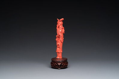 Een Chinese bloedkoralen figuur van een staande dame, 19/20e eeuw
