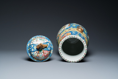 Een Chinese Canton famille rose dekselvaas met blauwe fondkleur, 19e eeuw