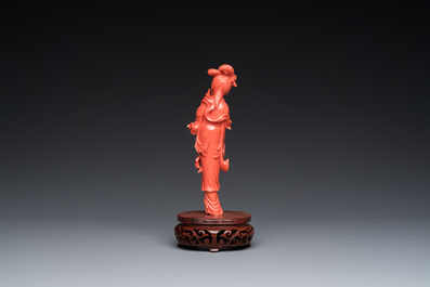 Een Chinese bloedkoralen figuur van een staande dame, 19/20e eeuw