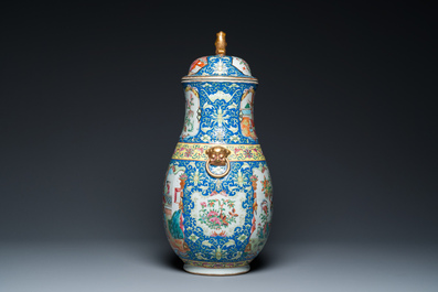 Een Chinese Canton famille rose dekselvaas met blauwe fondkleur, 19e eeuw