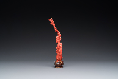 Een Chinese bloedkoralen figuur van een staande dame met een vaas, 19/20e eeuw