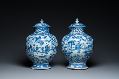 Een paar Chinese blauw-witte dekselvazen met figuratief decor, Ming