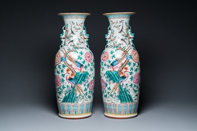 Paire de vases en porcelaine de Chine famille rose &agrave; d&eacute;cor de ph&eacute;nix et de faisans, 19&egrave;me