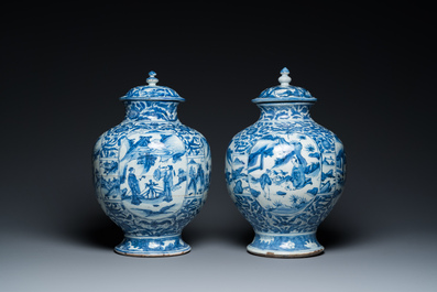 Een paar Chinese blauw-witte dekselvazen met figuratief decor, Ming