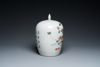 Een Chinese qianjiang cai dekselpot met decor van antiquiteiten, gesigneerd Xu Pinheng 許品衡, gedateerd 1903