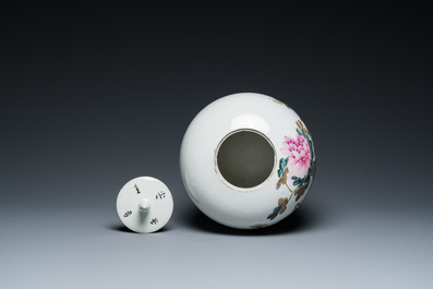 Een Chinese qianjiang cai dekselpot met decor van antiquiteiten, gesigneerd Xu Pinheng 許品衡, gedateerd 1903
