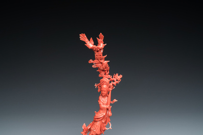 Een Chinese bloedkoralen figuur van een staande dame met een vaas, 19/20e eeuw