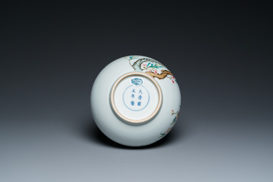 Een Chinese flesvormige famille rose vaas, Yongzheng merk, Republiek