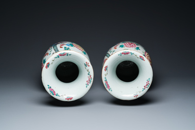 Paire de vases en porcelaine de Chine famille rose &agrave; d&eacute;cor de ph&eacute;nix et de faisans, 19&egrave;me
