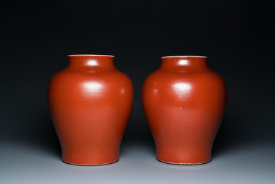Een paar Chinese monochrome koraalrode vazen met houten deksels en sokkels, Republiek