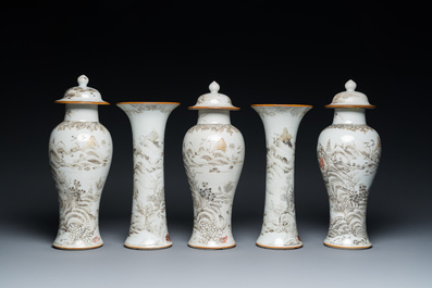 Een Chinees grisaille kaststel van vijf vazen met landschapsdecor, Yongzheng