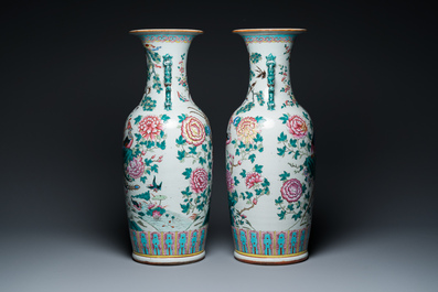 Paire de vases en porcelaine de Chine famille rose &agrave; d&eacute;cor de ph&eacute;nix et de faisans, 19&egrave;me