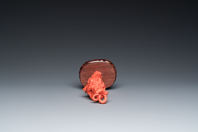 Een Chinese bloedkoralen figuur van een staande dame, 19/20e eeuw