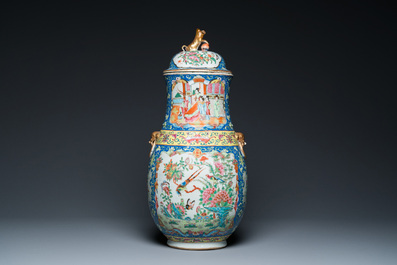 Een Chinese Canton famille rose dekselvaas met blauwe fondkleur, 19e eeuw