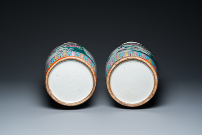 Paire de vases en porcelaine de Chine famille rose &agrave; d&eacute;cor de ph&eacute;nix et de faisans, 19&egrave;me