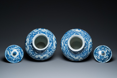Een paar Chinese blauw-witte dekselvazen met figuratief decor, Ming