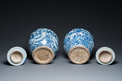 Een paar Chinese blauw-witte dekselvazen met figuratief decor, Ming