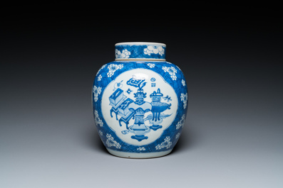 Een Chinese blauw-witte dekselpot met decor van antiquiteiten, Kangxi