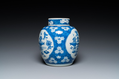 Een Chinese blauw-witte dekselpot met decor van antiquiteiten, Kangxi