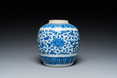 Een Chinese blauw-witte pot met lotusslingers, Qianlong