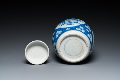 Een Chinese blauw-witte dekselpot met decor van antiquiteiten, Kangxi