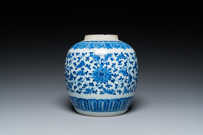 Een Chinese blauw-witte pot met lotusslingers, Qianlong