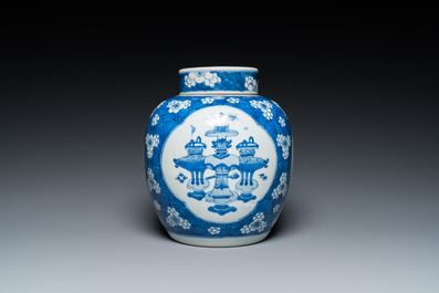 Een Chinese blauw-witte dekselpot met decor van antiquiteiten, Kangxi
