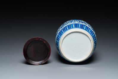 Een Chinese blauw-witte pot met lotusslingers, Qianlong