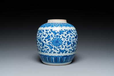 Een Chinese blauw-witte pot met lotusslingers, Qianlong